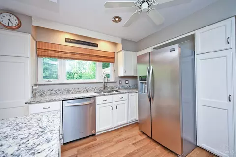 Kitchen - 7256 Jethve Ln, Cincinnati, OH 45243 photo 7 of 8
