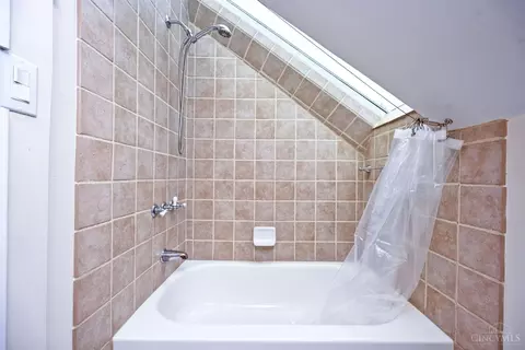 Bath - 7256 Jethve Ln, Cincinnati, OH 45243 photo 4 of 5