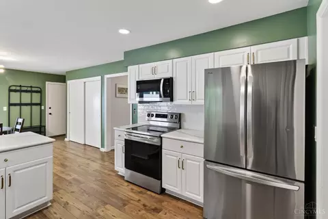 Kitchen - 1028 Newcastle Dr, Cincinnati, OH 45231 photo 6 of 7