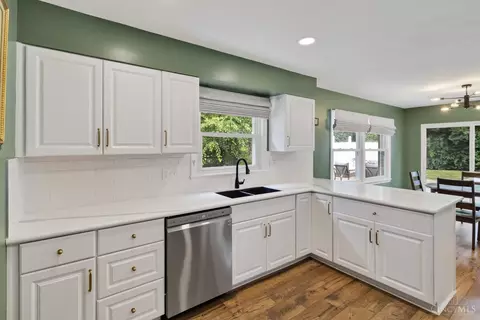 Kitchen - 1028 Newcastle Dr, Cincinnati, OH 45231 photo 4 of 7