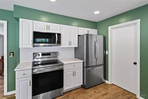 Kitchen - 1028 Newcastle Dr, Cincinnati, OH 45231 photo 5 of 7