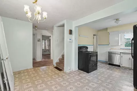 Entry Way - 8317 Lake Ave, Cincinnati, OH 45236 photo 2 of 2