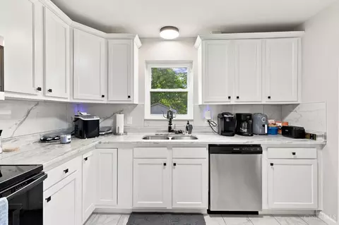 Kitchen - 1467 Larann Ln, Cincinnati, OH 45231 photo 2 of 3