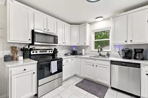 Kitchen - 1467 Larann Ln, Cincinnati, OH 45231 photo 1 of 3