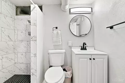 Bath - 1467 Larann Ln, Cincinnati, OH 45231 photo 2 of 3
