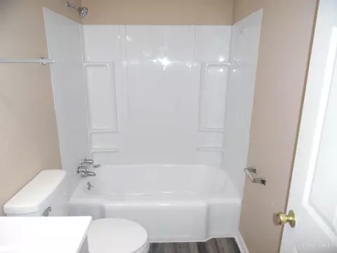Bath - 1029 Laurel Ave, Hamilton, OH 45015 photo 4 of 4