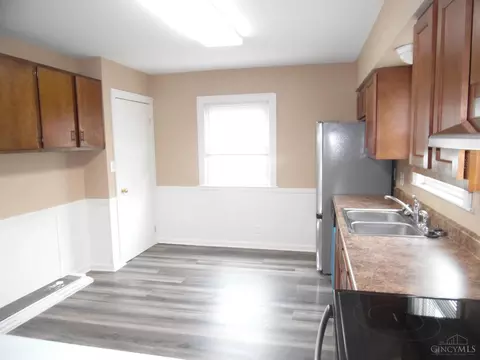 Kitchen - 1029 Laurel Ave, Hamilton, OH 45015 photo 3 of 4
