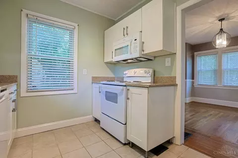 Kitchen - 3000 Mapleleaf Ave, Cincinnati, OH 45213 photo 2 of 5