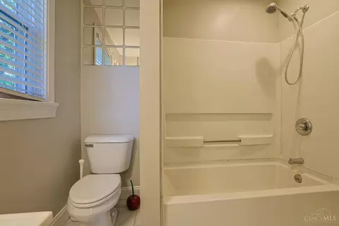 Bath - 3000 Mapleleaf Ave, Cincinnati, OH 45213 photo 2 of 3