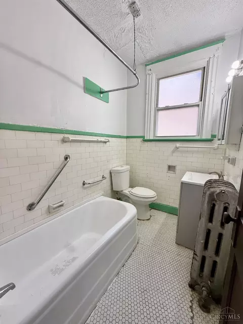 Bath - 548 Carplin Pl, Cincinnati, OH 45229 photo 1 of 1