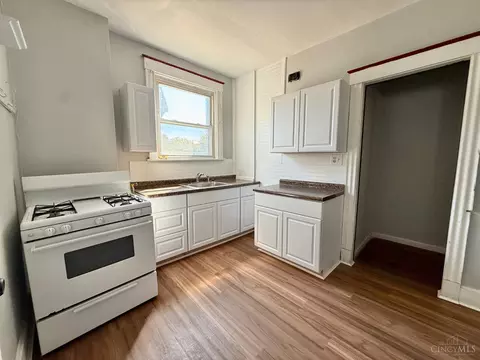 Kitchen - 548 Carplin Pl, Cincinnati, OH 45229 photo 2 of 2