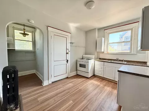 Kitchen - 548 Carplin Pl, Cincinnati, OH 45229 photo 1 of 2
