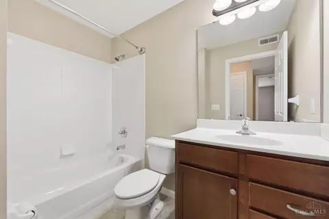 Bath - 3383 Emerald Lakes Dr, Cincinnati, OH 45211 photo 2 of 3