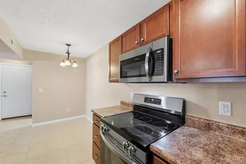 Kitchen - 3383 Emerald Lakes Dr, Cincinnati, OH 45211 photo 4 of 7