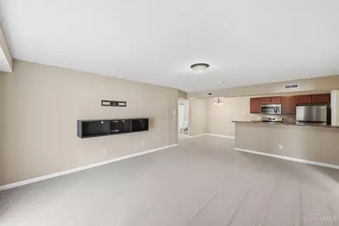 Living - 3383 Emerald Lakes Dr, Cincinnati, OH 45211 photo 3 of 6