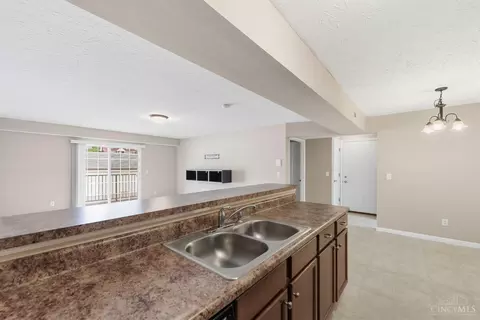 Kitchen - 3383 Emerald Lakes Dr, Cincinnati, OH 45211 photo 6 of 7
