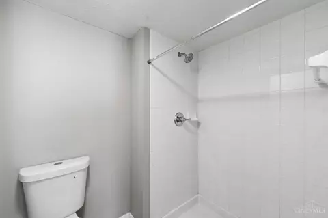 Bath - 3383 Emerald Lakes Dr, Cincinnati, OH 45211 photo 3 of 3