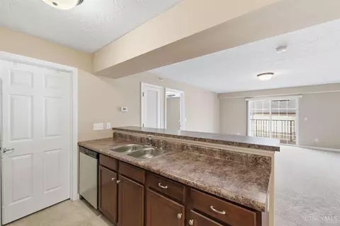 Kitchen - 3383 Emerald Lakes Dr, Cincinnati, OH 45211 photo 5 of 7