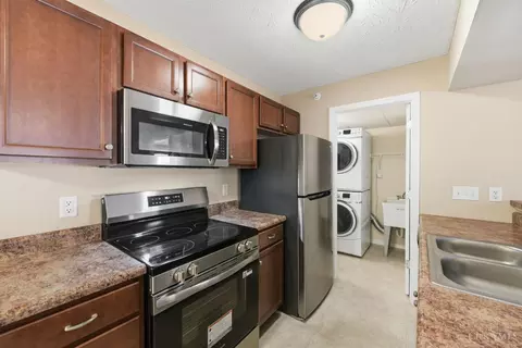 Kitchen - 3383 Emerald Lakes Dr, Cincinnati, OH 45211 photo 2 of 7