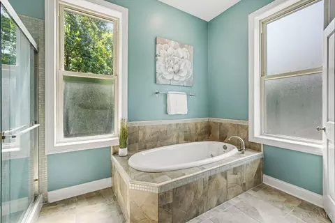 Bath - 2656 Bellevue Ave, Cincinnati, OH 45219 photo 3 of 5
