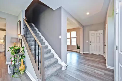 Entry Way - 970 Crestpoint Ct, Cincinnati, OH 45245 photo 2 of 4