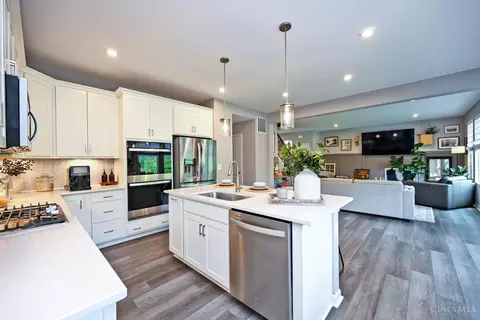 Kitchen - 970 Crestpoint Ct, Cincinnati, OH 45245 photo 6 of 7