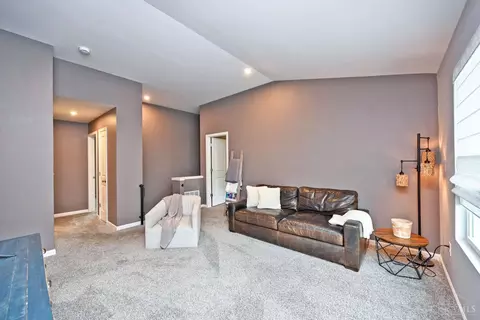 Entry Way - 970 Crestpoint Ct, Cincinnati, OH 45245 photo 3 of 4