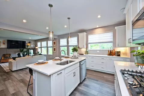 Kitchen - 970 Crestpoint Ct, Cincinnati, OH 45245 photo 4 of 7
