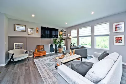 Living - 970 Crestpoint Ct, Cincinnati, OH 45245 photo 3 of 4
