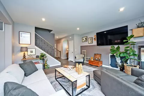 Living - 970 Crestpoint Ct, Cincinnati, OH 45245 photo 4 of 4