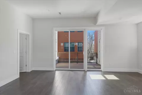 Living - 3912 Edwards Rd, Cincinnati, OH 45209 photo 4 of 11
