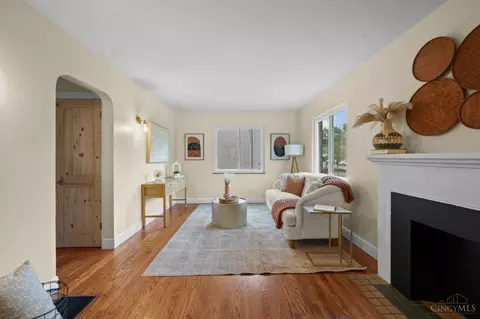 Living - 6838 Roe St, Cincinnati, OH 45227 photo 3 of 4