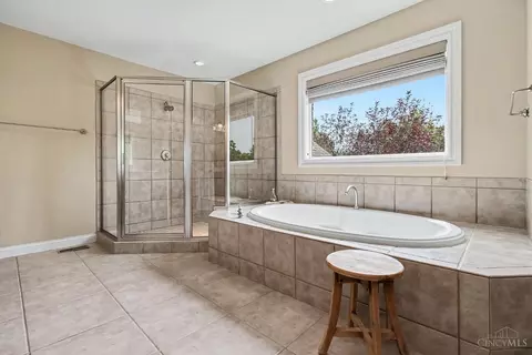 Bath - 6311 Mercers Pointe Dr, Cincinnati, OH 45244 photo 3 of 6