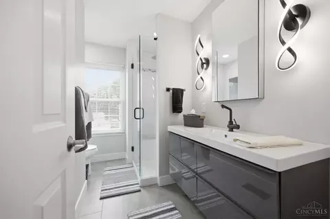 Bath - 5480 Dengail Dr, Cincinnati, OH 45238 photo 2 of 3