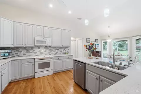 Kitchen - 4139 Brandonmore Dr, Cincinnati, OH 45255 photo 3 of 6
