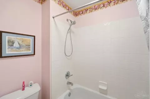 Bath - 4139 Brandonmore Dr, Cincinnati, OH 45255 photo 2 of 8