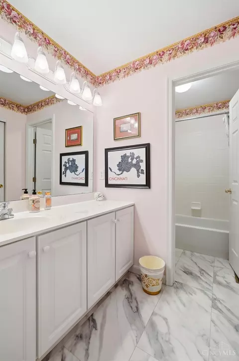 Bath - 4139 Brandonmore Dr, Cincinnati, OH 45255 photo 3 of 8