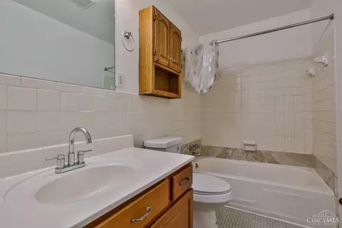 Bath - 1556 Meredith Dr, Cincinnati, OH 45231 photo 1 of 1