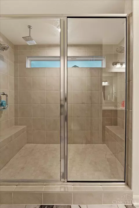 Bath - 7082 Birkdale Dr, Hamilton Township, OH 45039 photo 2 of 5