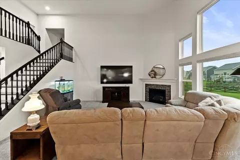 Living - 7082 Birkdale Dr, Hamilton Township, OH 45039 photo 2 of 4