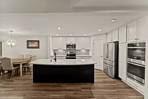 Kitchen - 7082 Birkdale Dr, Hamilton Township, OH 45039 photo 4 of 5