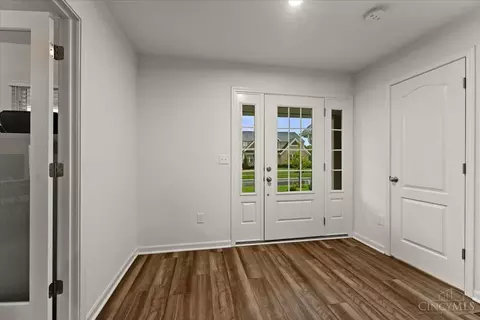 Entry Way - 7082 Birkdale Dr, Hamilton Township, OH 45039 photo 2 of 13