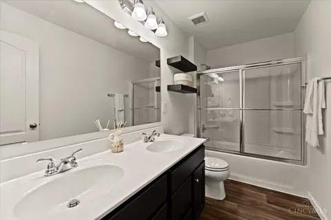 Bath - 7082 Birkdale Dr, Hamilton Township, OH 45039 photo 4 of 5