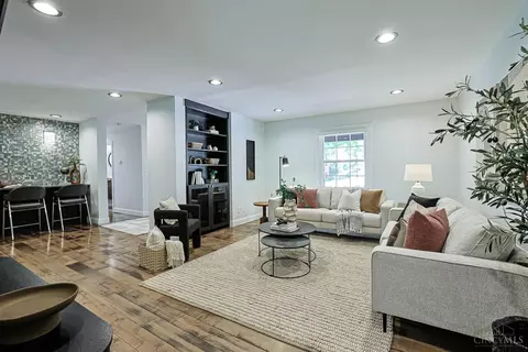 Living - 8702 Appleknoll Ln, Cincinnati, OH 45236 photo 2 of 5
