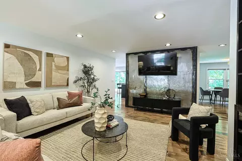 Living - 8702 Appleknoll Ln, Cincinnati, OH 45236 photo 3 of 5