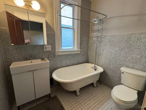 Bath - 461 Warner St, Cincinnati, OH 45219 photo 1 of 4