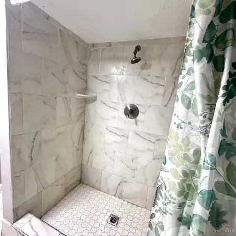 Bath - 461 Warner St, Cincinnati, OH 45219 photo 3 of 4