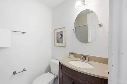 Bath - 2333 Upland Pl, Cincinnati, OH 45206 photo 4 of 10