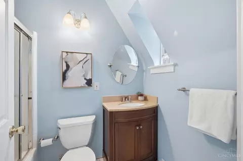 Bath - 2333 Upland Pl, Cincinnati, OH 45206 photo 7 of 10