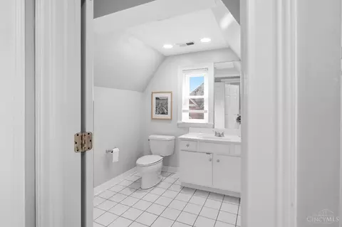 Bath - 2333 Upland Pl, Cincinnati, OH 45206 photo 9 of 10